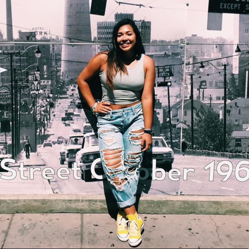 Destoryed tomgirl American Eagle jeans